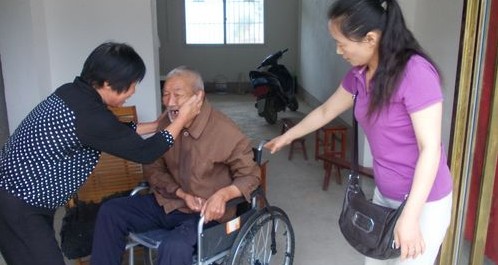 丹鳳殘聯(lián)為重度傷殘人士購置輪椅