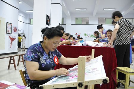 洛南舉辦首屆婦女手工藝品大賽