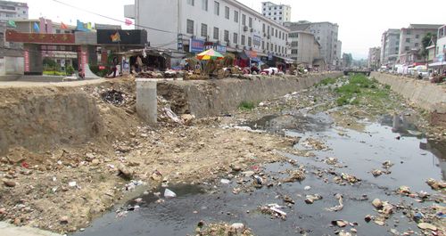 洛南一河道中垃圾遍地污水橫流