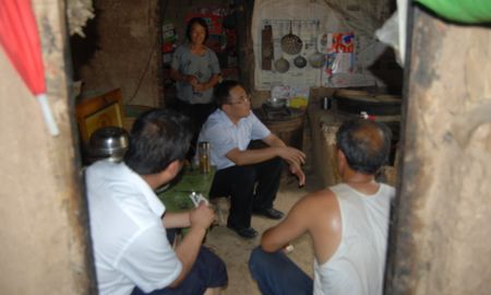 洛南支行黨支部為貧困家庭送慰問金