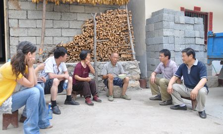 柞水干部走訪貧困戶雷保全