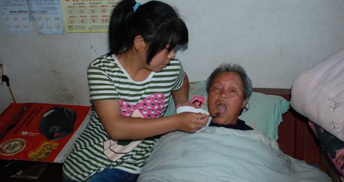 洛南：花季女孩用柔弱肩膀撐起一個(gè)家