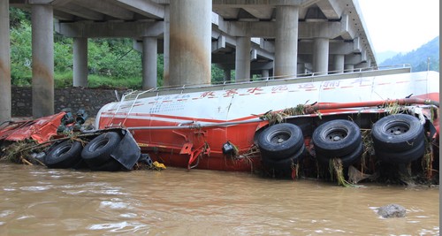商州板橋鎮(zhèn)遭受暴雨洪災(zāi)三0七省道多處沖斷