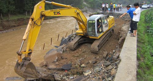 商州突降暴雨公路段聯(lián)合交警搶修路段