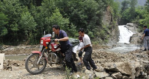 洛南村干部為災(zāi)民運(yùn)送救災(zāi)物資