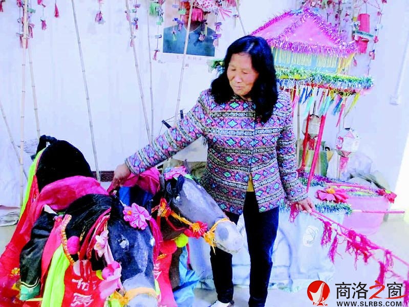 花鼓戲演出的各種器樂一應(yīng)俱全，大都是自己用手做成。