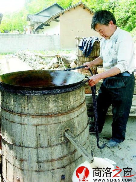 肖勝有土法釀制包谷酒