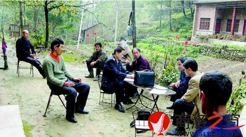 朱建志深入洛南縣為一起侵犯農(nóng)民工職業(yè)病健康權(quán)益的違法案件進(jìn)行調(diào)查取證。