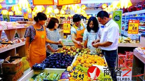 環(huán)境優(yōu)美的水果專賣店里，店員耐心地幫著顧客挑選水果。