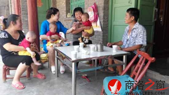 一胎產(chǎn)三男嬰 農(nóng)民家庭愁養(yǎng)后續(xù)