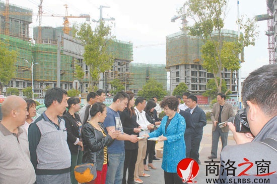 市委常委、宣傳部部長(zhǎng)劉淑慧為出租車駕駛員發(fā)放宣傳光碟