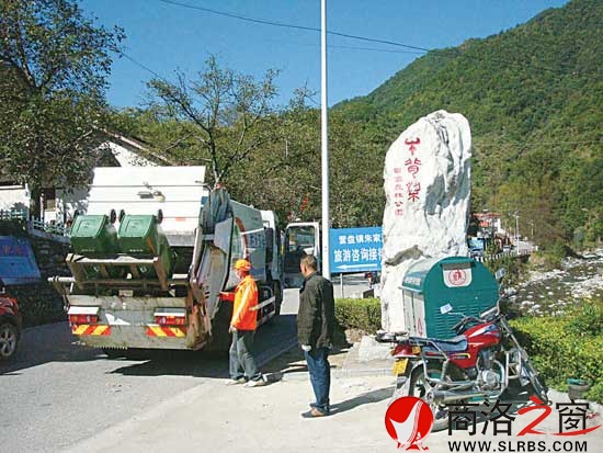 陜西靜能再生資源開發(fā)利用公司垃圾清運車每天準時清運垃圾