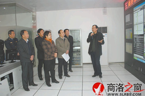 市長(zhǎng)陳俊、副市長(zhǎng)高健在信息中心檢查GPS動(dòng)態(tài)監(jiān)控運(yùn)行情況