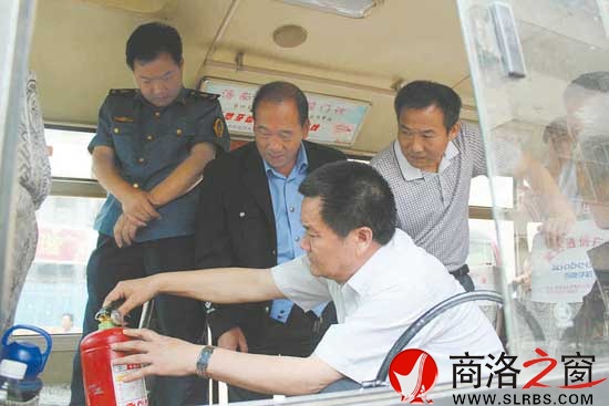 市交通運(yùn)輸局局長(zhǎng)周三啟檢查客運(yùn)車輛滅火器