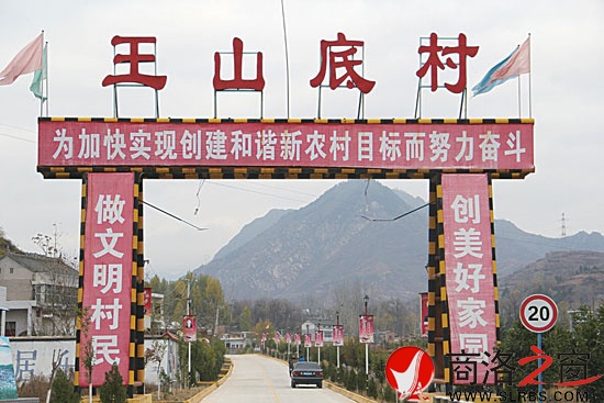 經(jīng)過全面普修，沙河子鎮(zhèn)王山底村的通村公路優(yōu)美整潔，成為一道亮麗風(fēng)景。