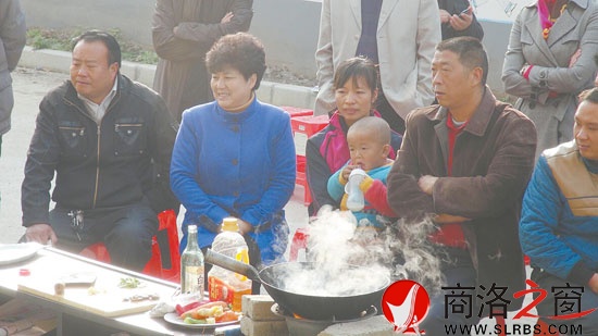 市委常委、宣傳部部長(zhǎng)劉淑慧和村民一起接受農(nóng)家樂餐飲培訓(xùn)。