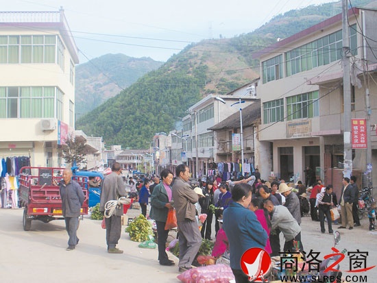 人頭攢動(dòng)的市場