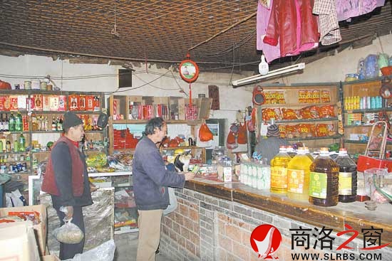 原供銷社是這里的最大商店，有好些年月的柜臺顯示著它的歷史。