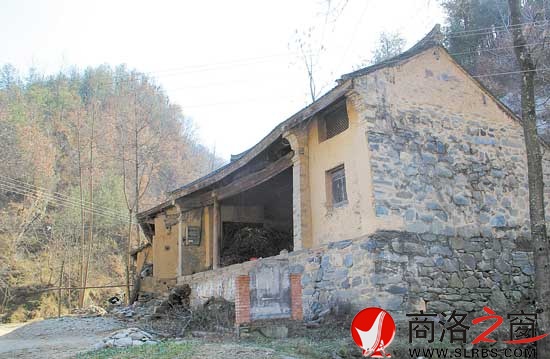 清光緒五年重修的戲樓已廢棄多年，默默的向人們證明著這里過(guò)去的繁華。