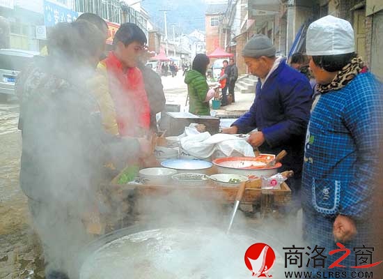 在熱氣騰騰的鍋邊，買羊肉套的食客排起了隊。