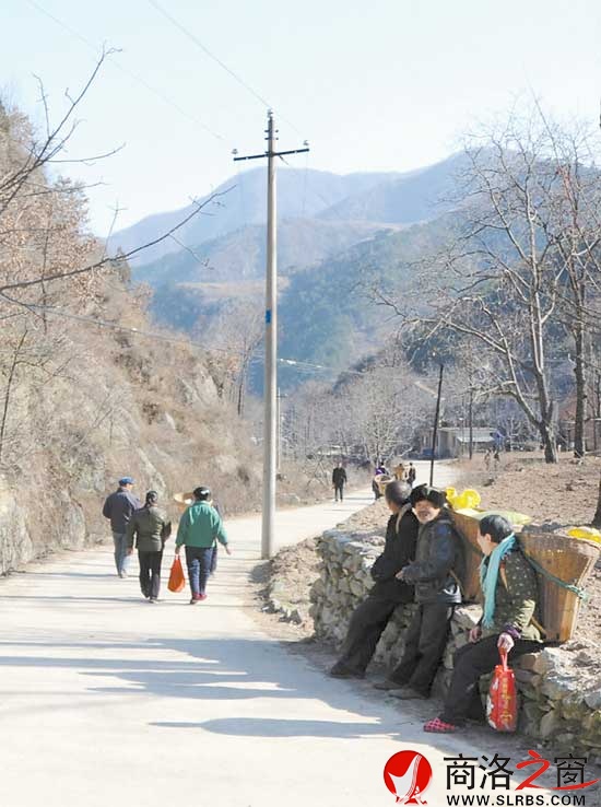 從各個(gè)山溝里前來(lái)的趕集人