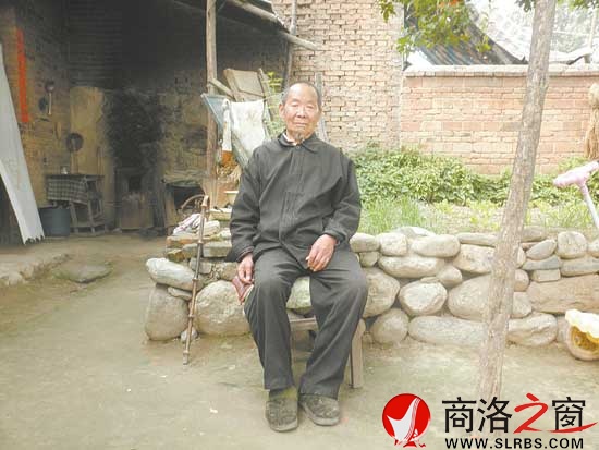 牛興高在自家門口留影