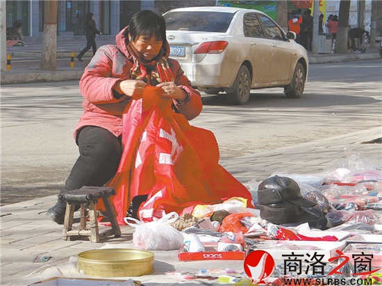 趁著陽光正好，擺地?cái)偟睦先瞬煌鲎鍪止せ睢? width=