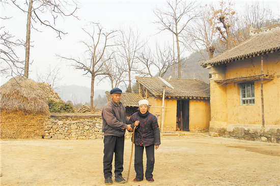 偌大的山嶺上，只留下南岳民和吳桂香夫婦倆孤獨(dú)的身影。