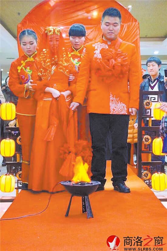 新娘跨火盆、過(guò)馬鞍，一生平平安安。