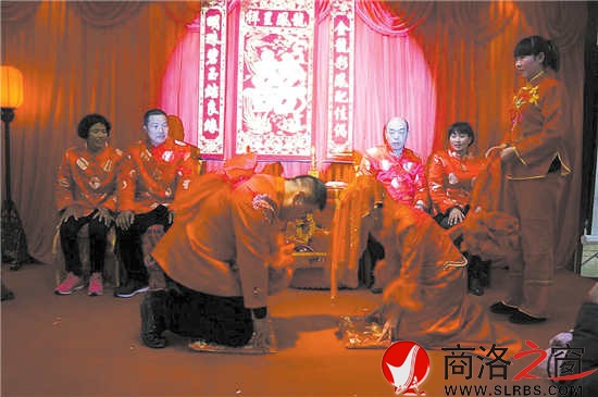 夫妻對(duì)拜頭碰頭，夫妻恩愛(ài)到白頭。