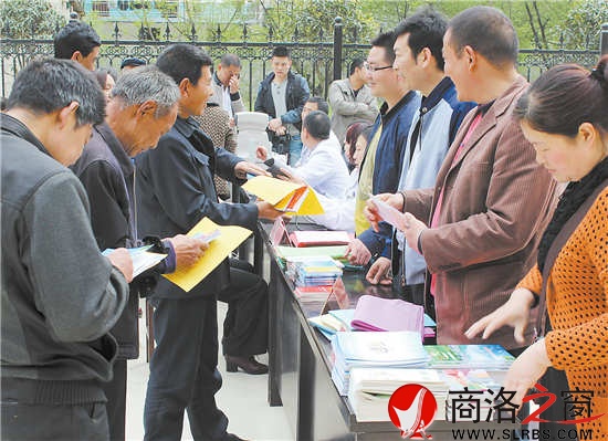 向群眾發(fā)放科普宣傳資料