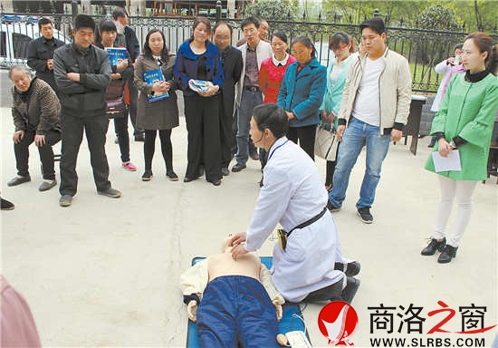 醫(yī)務(wù)工作者為群眾演示急救措施