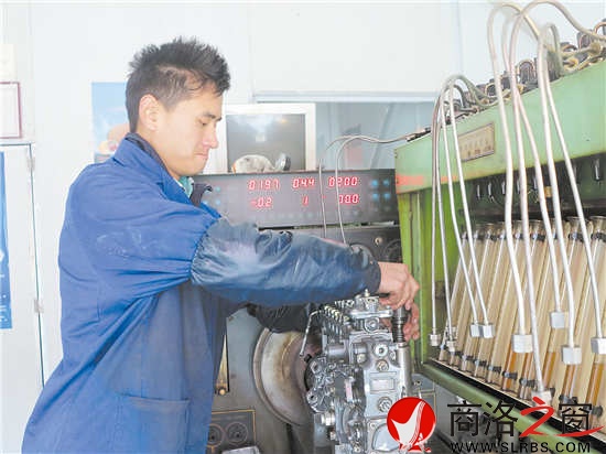 馮其文正在對壞掉的油泵進(jìn)行維修