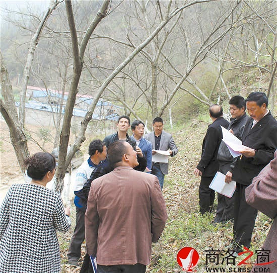 林業(yè)技術(shù)人員來到果園現(xiàn)場開展板栗科管培訓(xùn)向群眾發(fā)放科普宣傳資料