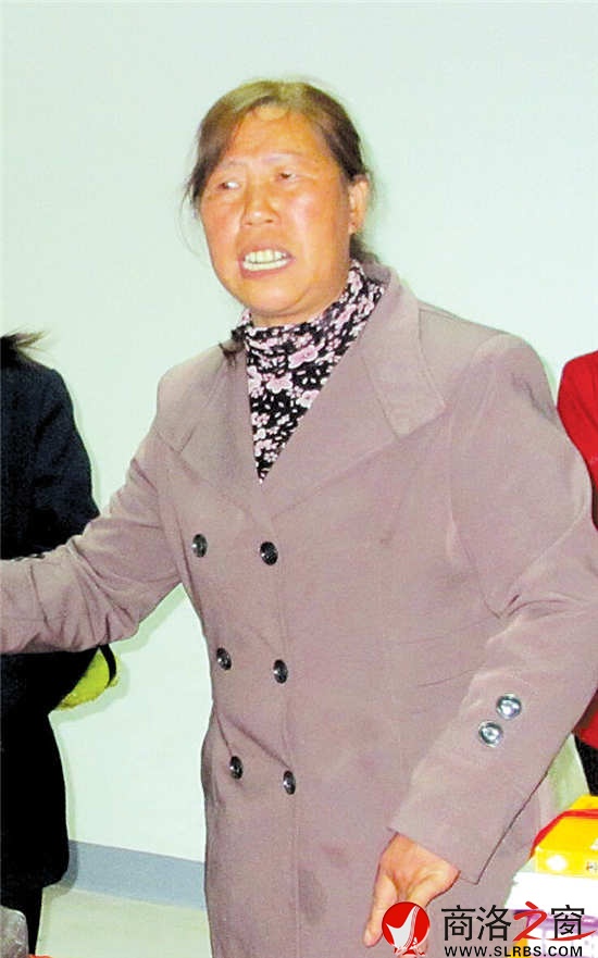 自樂班領(lǐng)頭人、今年56歲的常善秀在唱《花墻會》。