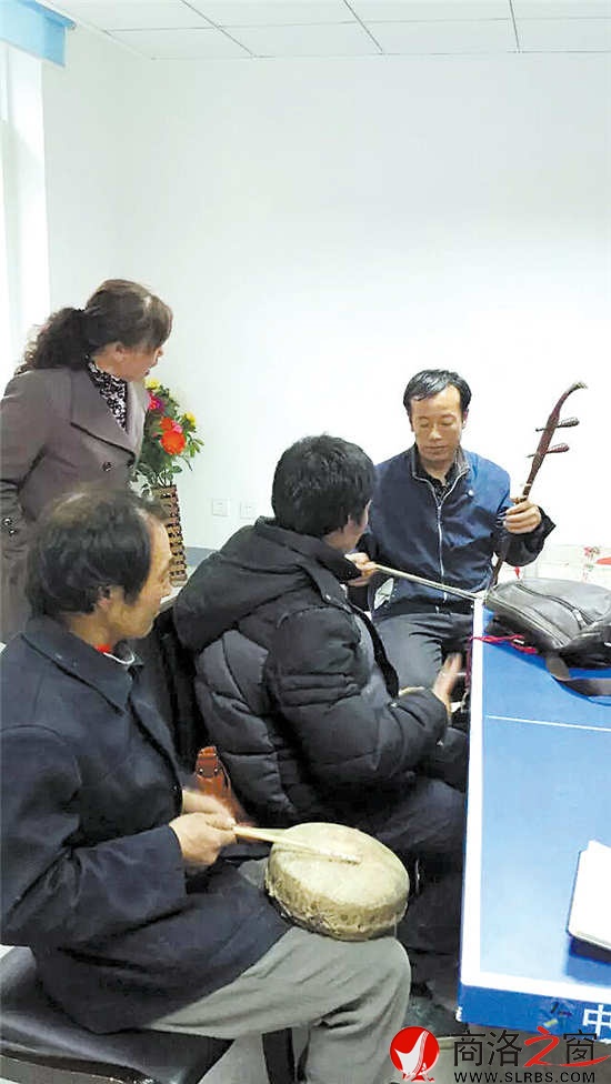 自樂班成員在一起切磋技藝