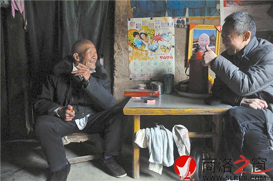 白天景老人接受采訪，暢談自己創(chuàng)作的快板。