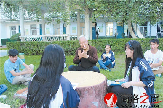 今年高考前夕，呂清太老師來到商南高級中學(xué)對參加高考的學(xué)生進行心里輔導(dǎo)。