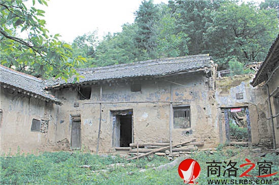 沿著崎嶇的山路，到處都是破舊的房屋、豬圈、狗窩，這些似乎都向外界訴說著昔日的繁華。