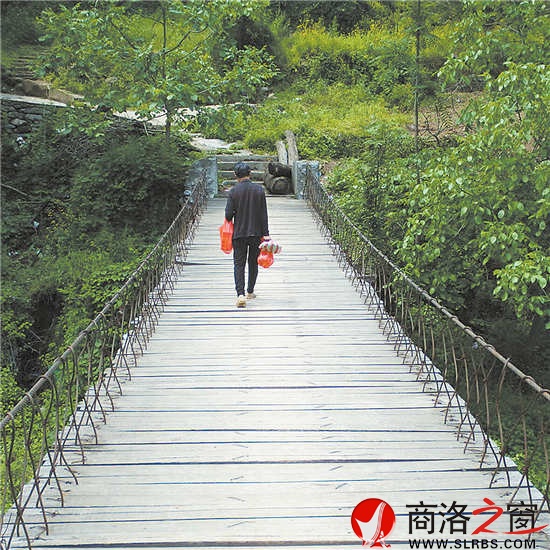 走在安靜的時(shí)光里。一座小橋，拉近了山的距離。