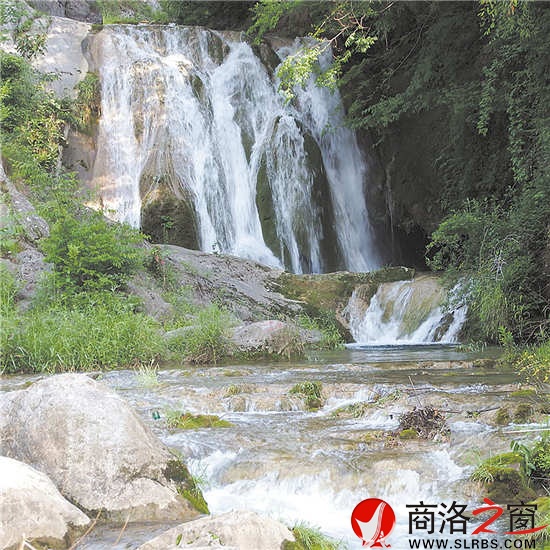 龍?zhí)?，飛瀑如鏈，潭水透澈，風(fēng)景如畫(huà)。