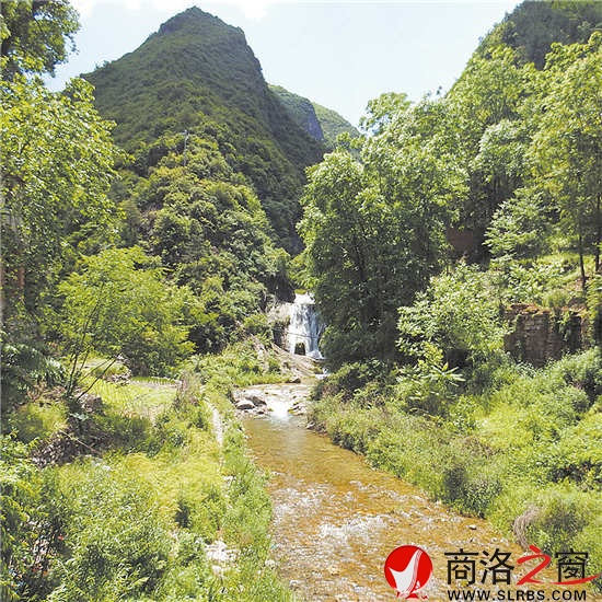 龍洞溝，一泓清泉蜿蜒而出，經(jīng)年清澈，四季不枯。