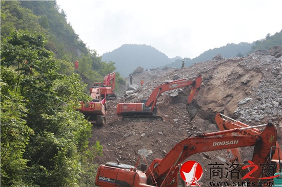 大型機(jī)械在現(xiàn)場不斷進(jìn)行清理