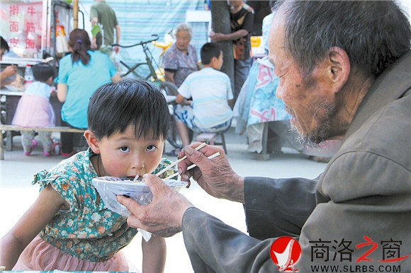 對(duì)于雷雪娟而言，暑假生活里最幸福的事就是吃爺爺給她買(mǎi)的涼皮。